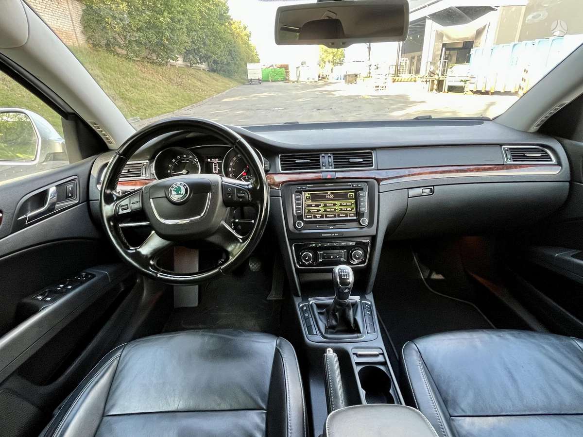 Skoda Superb 2012 — interior
