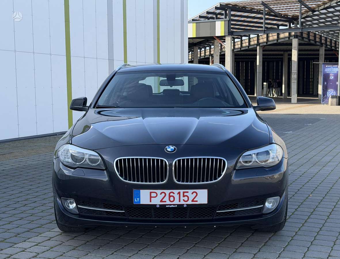 BMW 520 2013 — вигляд ззаду
