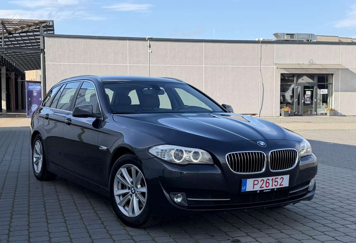 BMW 520 2013 — салон