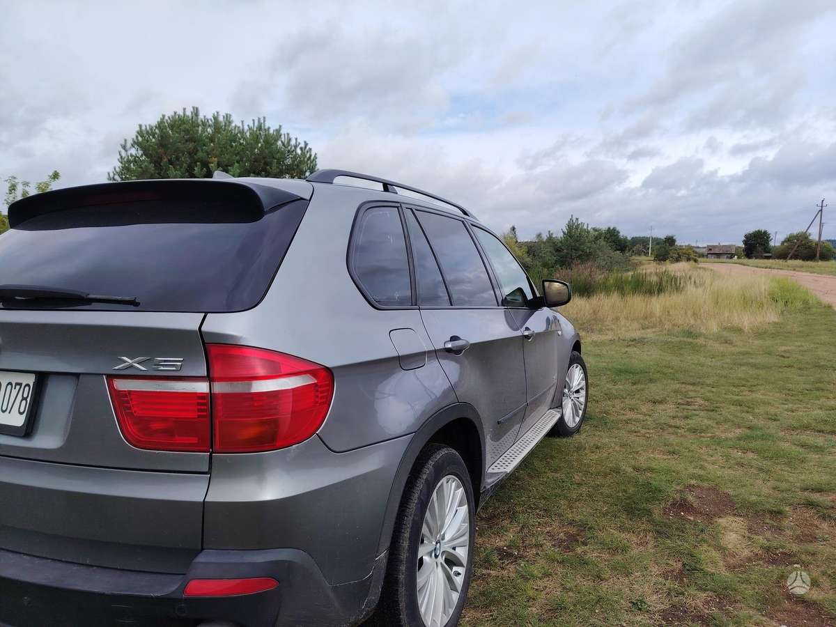BMW X5 2010 — rear view
