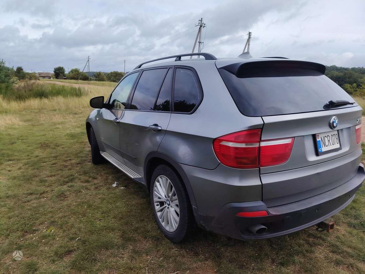 BMW X5 2010 — engine 3000 cm³, 272 HP (200kW)