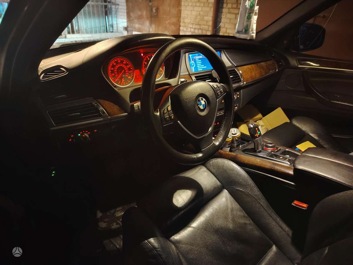 BMW X5 2010 — photo 8
