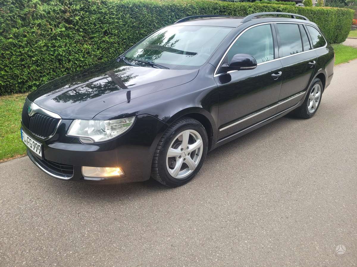 Skoda Superb 2012 — rear view