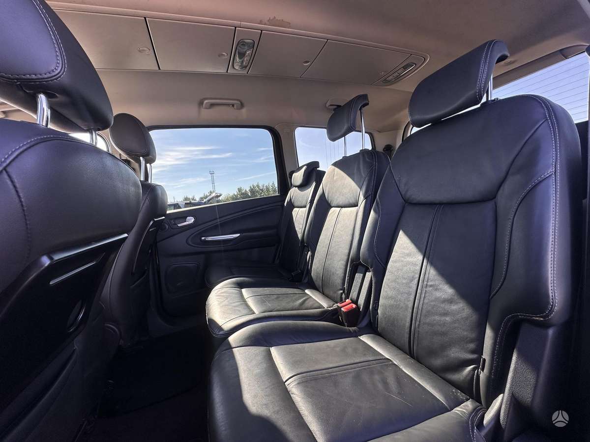 Ford Galaxy 2011 — photo 16