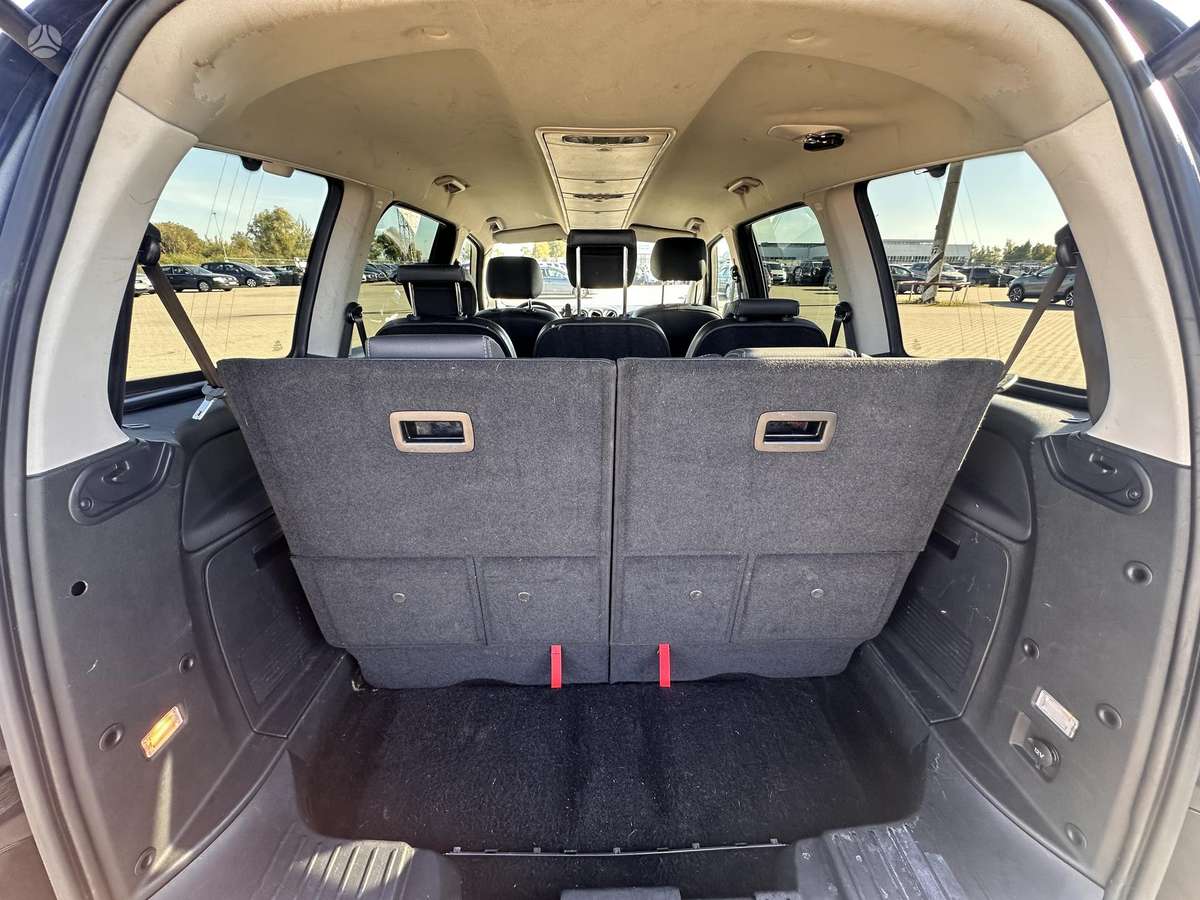 Ford Galaxy 2011 — photo 17