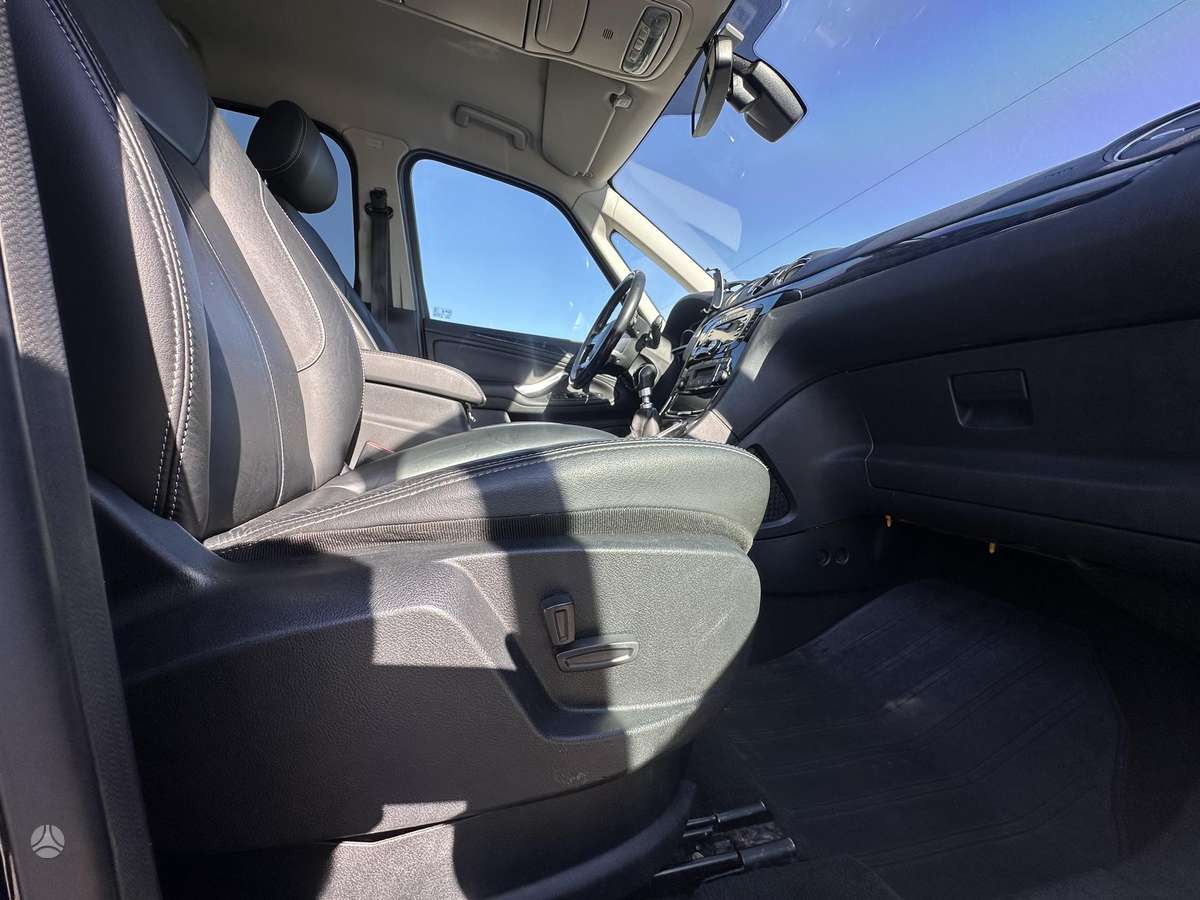 Ford Galaxy 2011 — photo 19