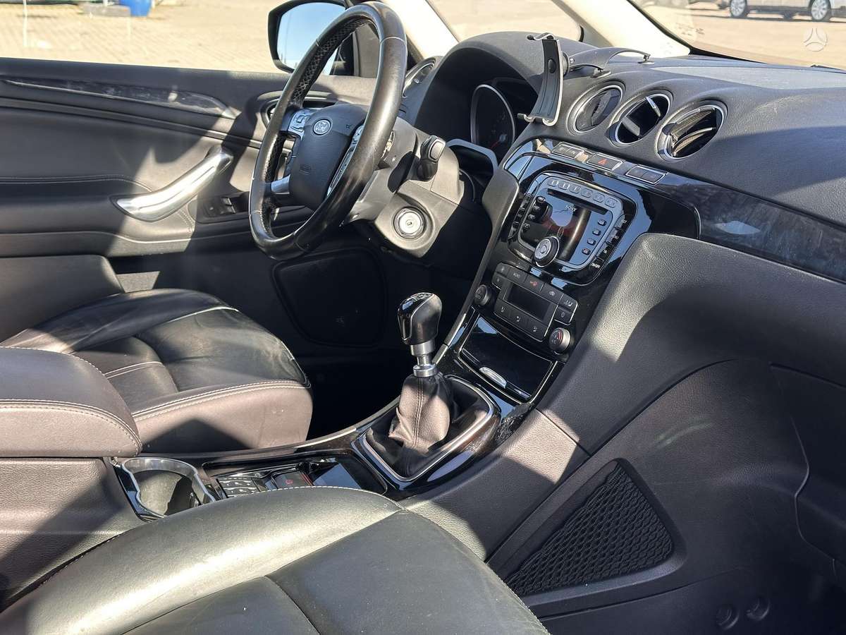 Ford Galaxy 2011 — photo 21