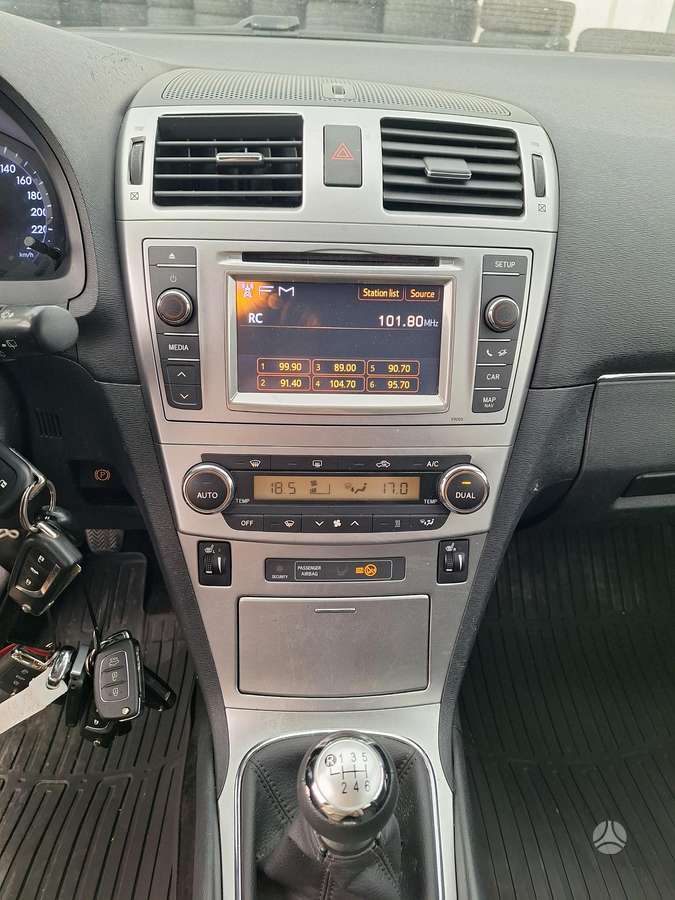 Toyota Avensis 2012 — photo 17