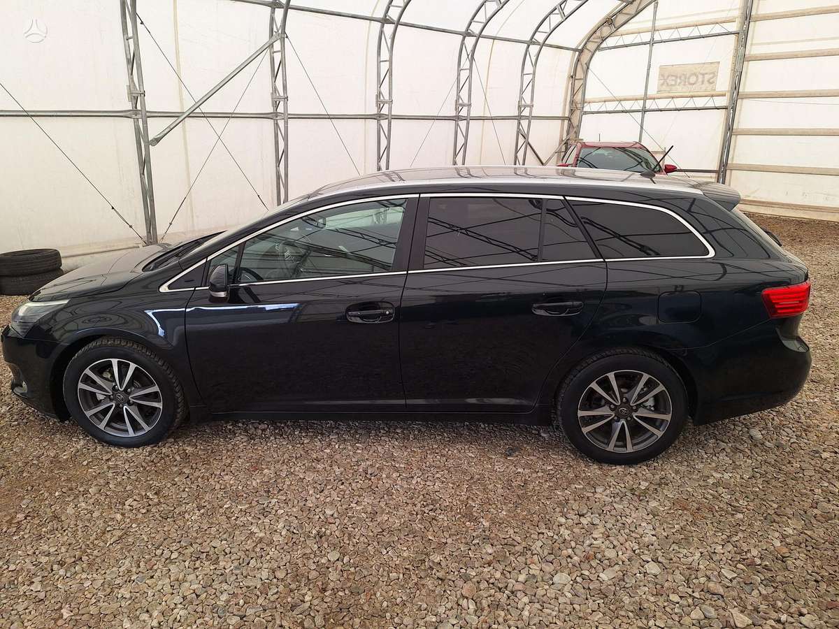 Toyota Avensis 2012 — rear view