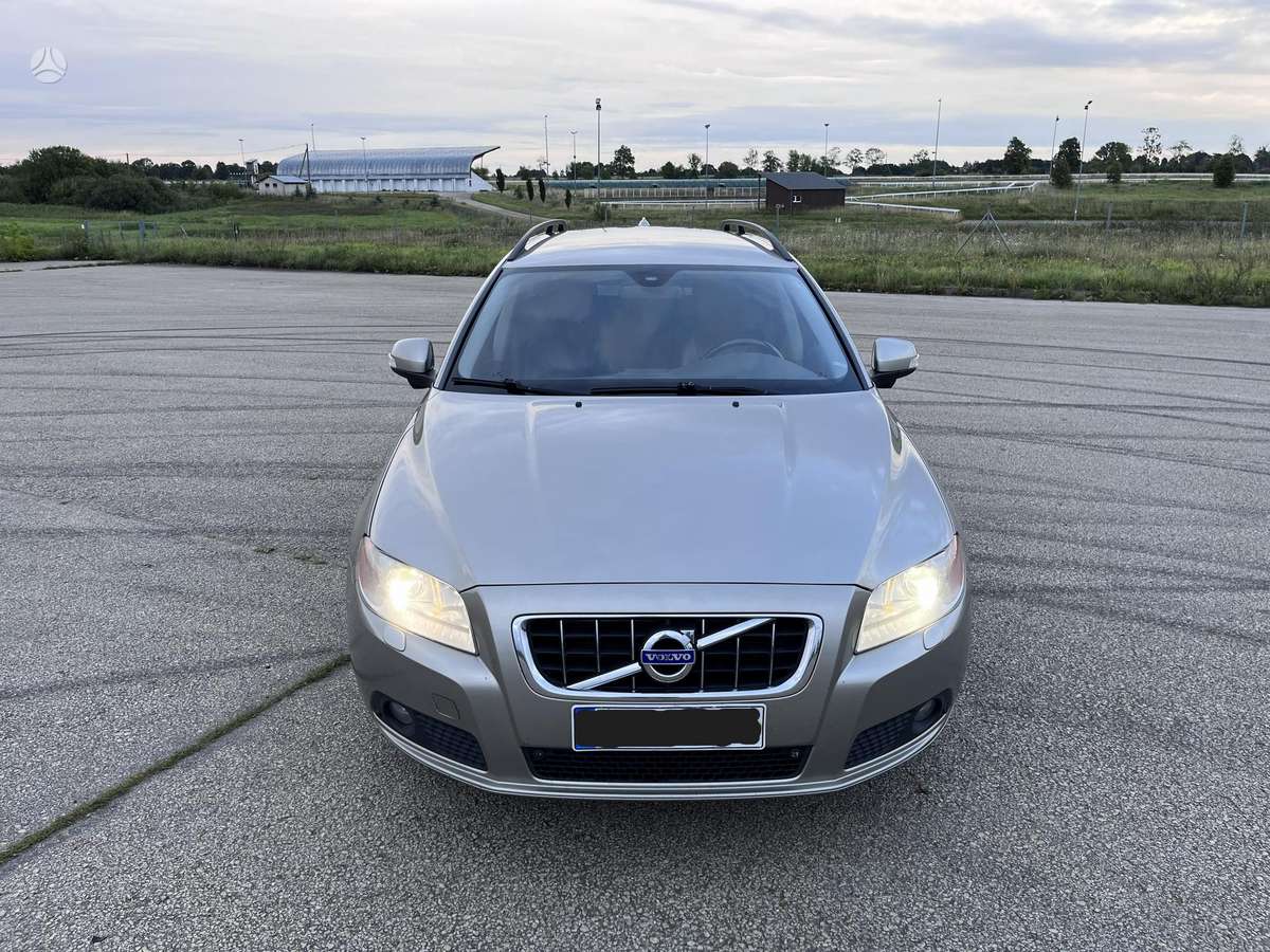 Volvo V70 2010 — вигляд ззаду