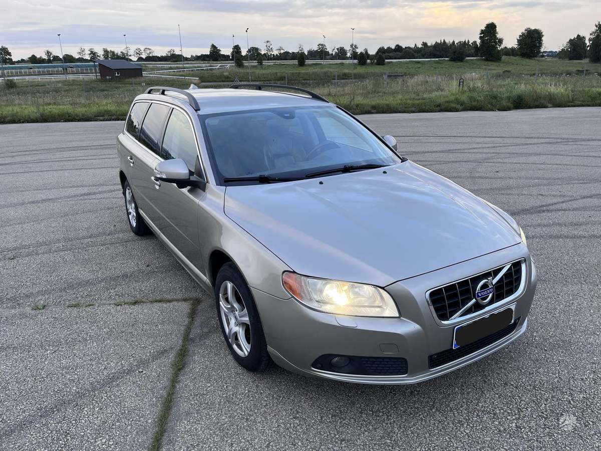Volvo V70 2010 — салон