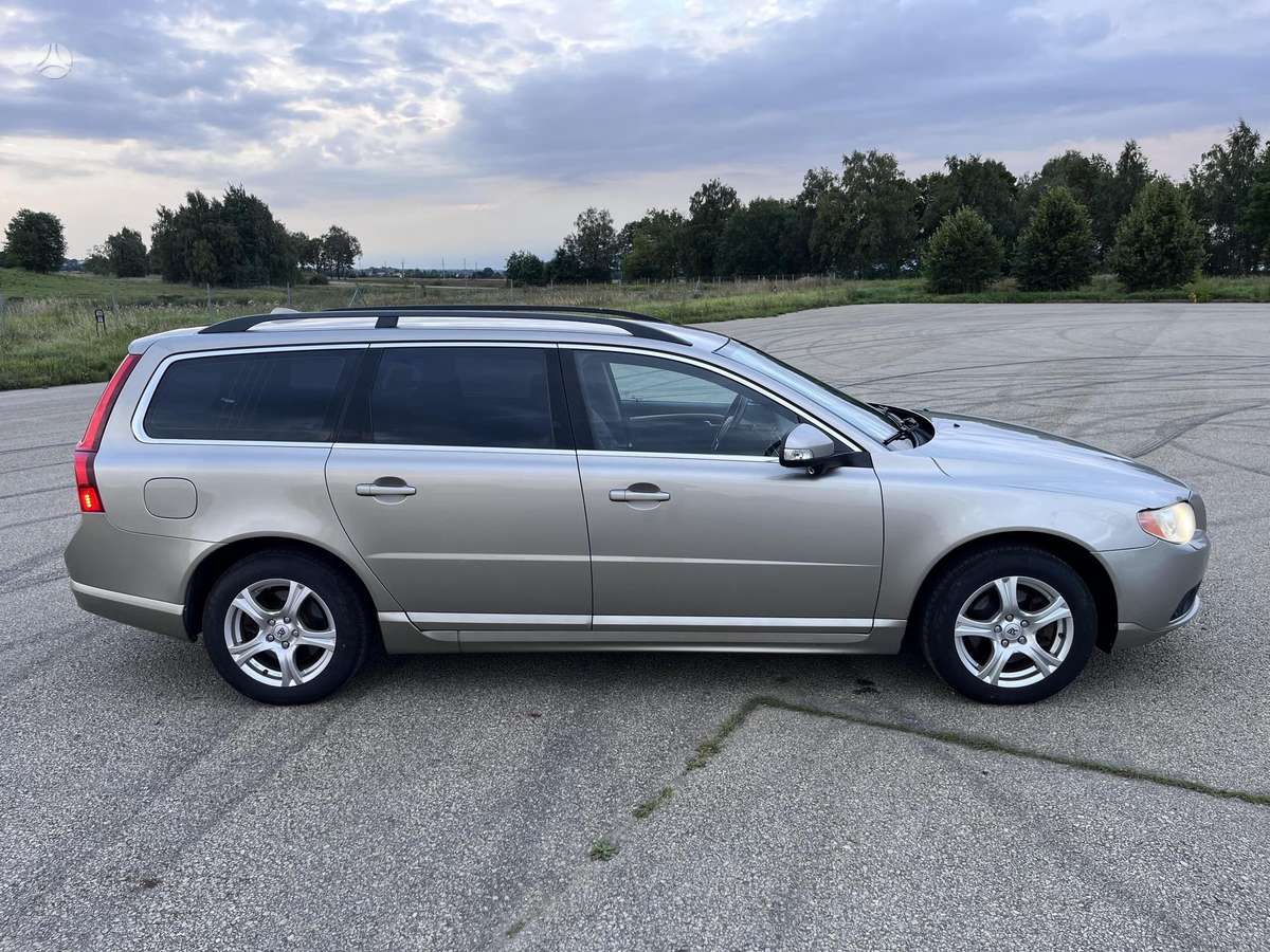 Volvo V70 2010 — двигун 2400 cm³, 175 HP (129kW)