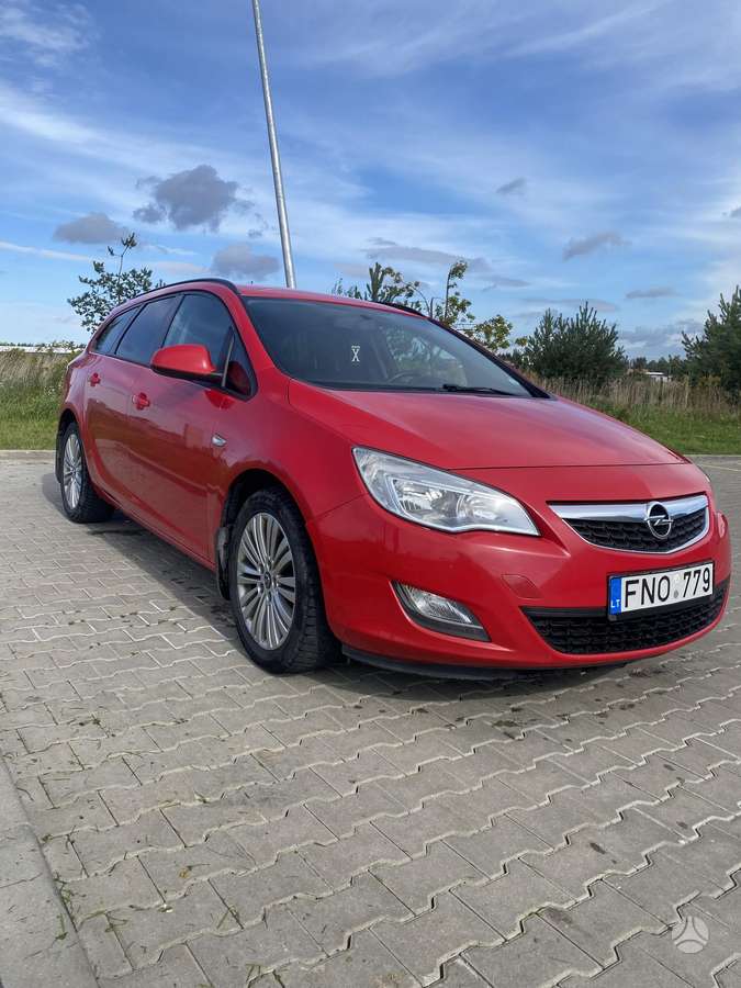 Opel Astra 2011 — салон