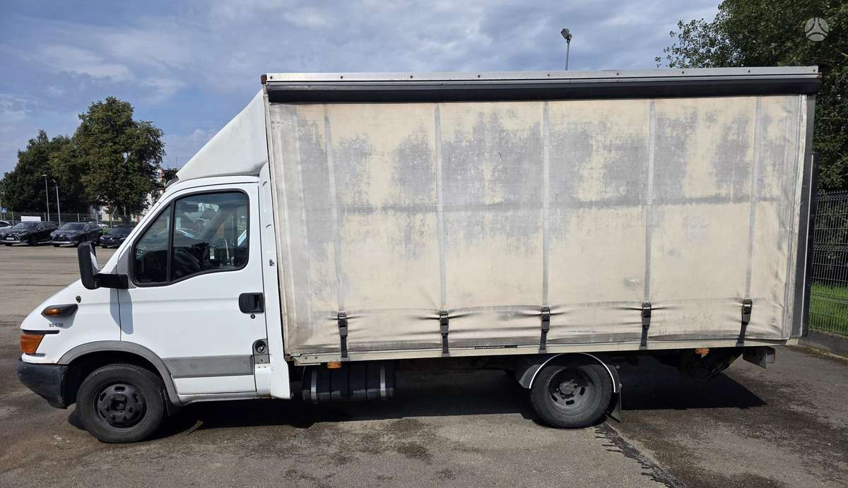 Iveco Daily 2004 — вигляд ззаду