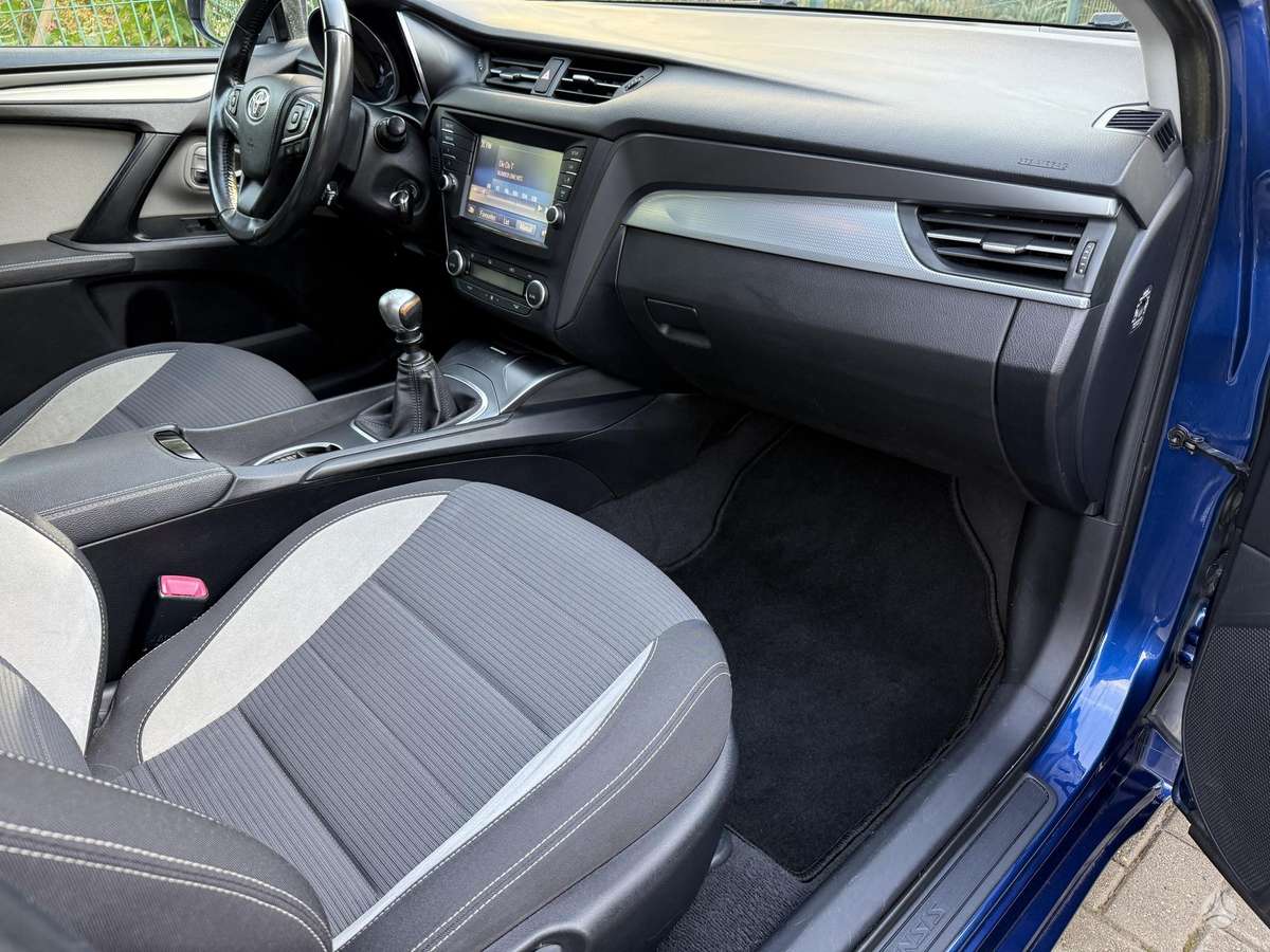 Toyota Avensis 2015 — photo 14