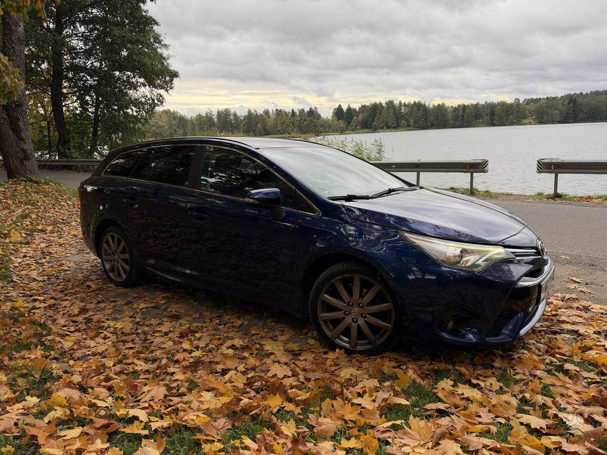 Toyota Avensis 2015 — rear view