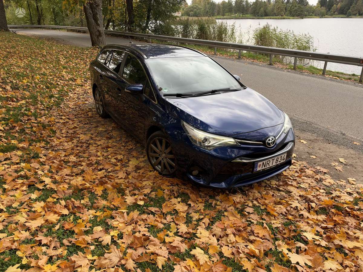 Toyota Avensis 2015 — interior