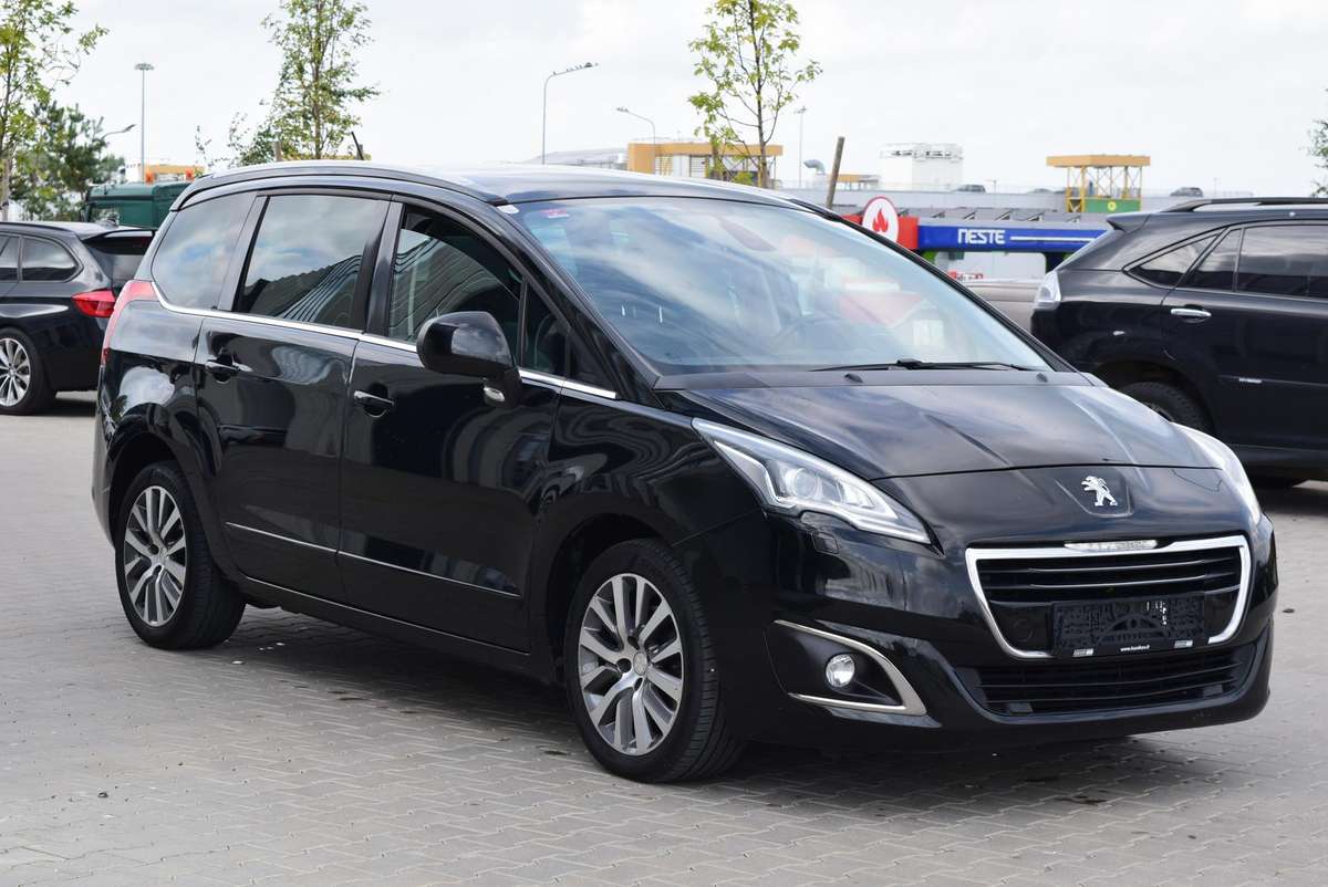Peugeot 5008 2014 — interior
