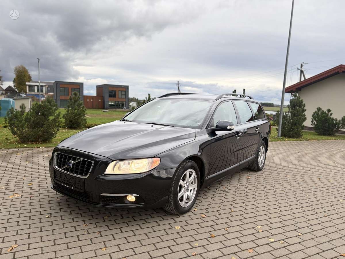 Volvo V70 2009 — rear view