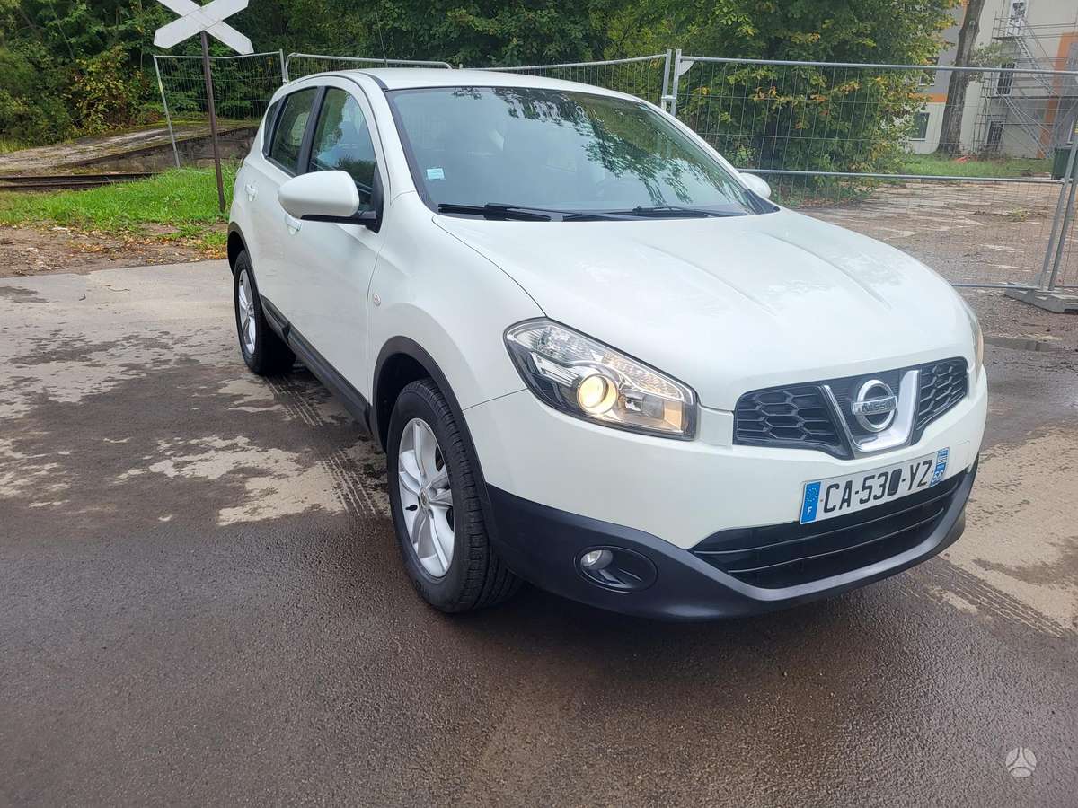 Nissan Qashqai 2012 — rear view