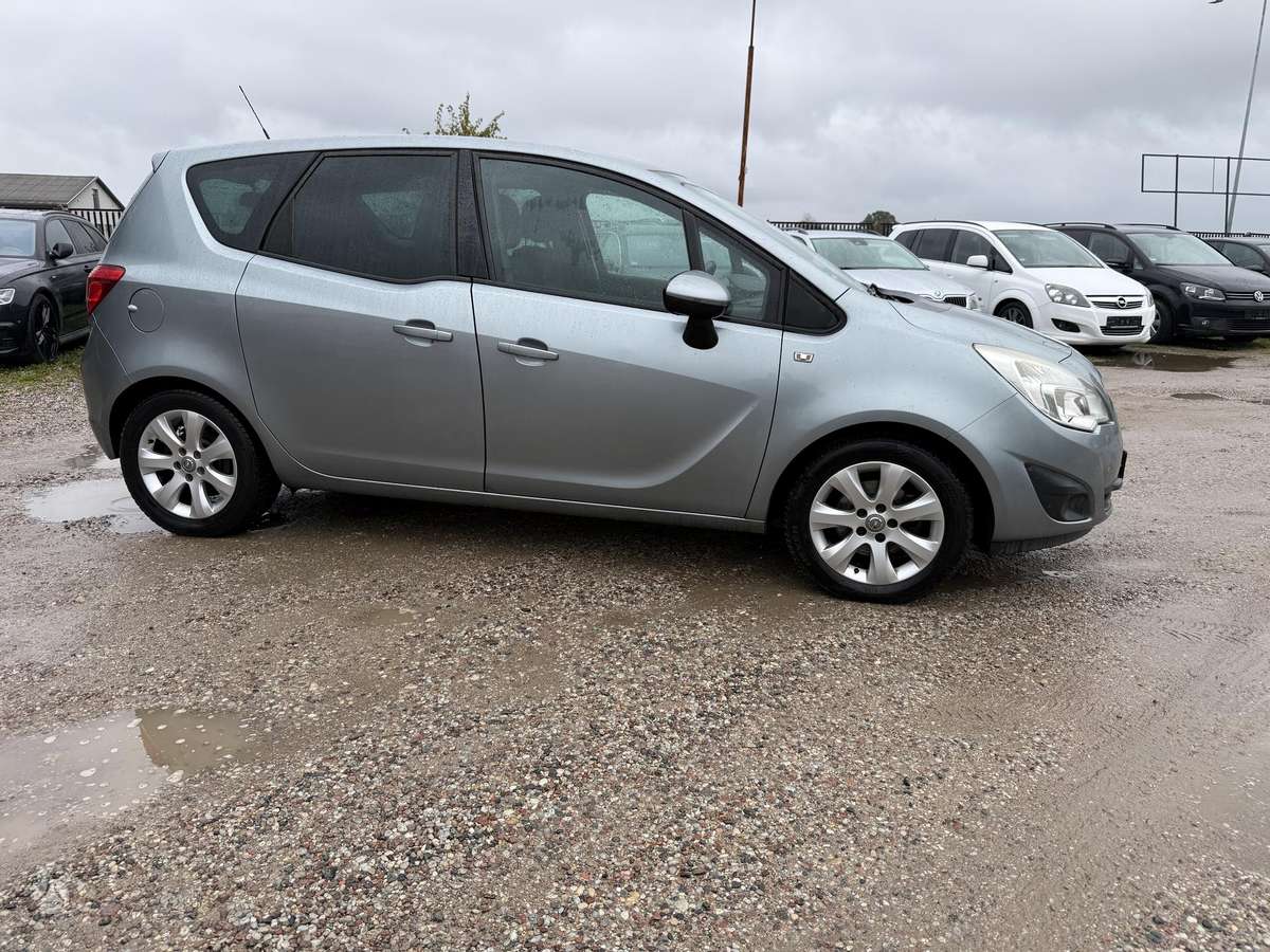 Opel Meriva 2011 — rear view