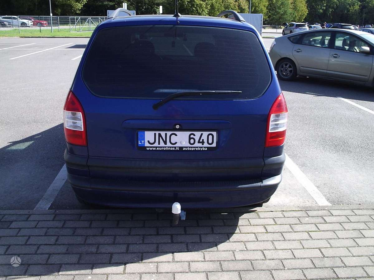 Opel Zafira 2004 — rear view