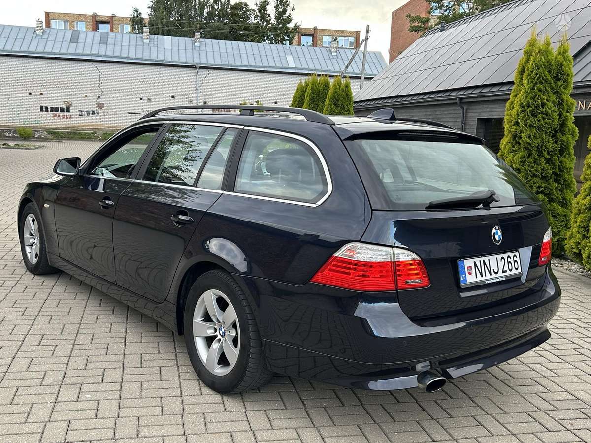 BMW 520 2009 — rear view