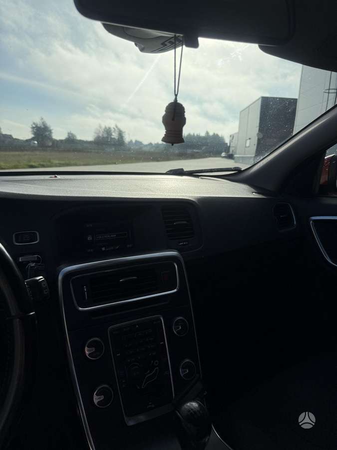Volvo V60 2012 — photo 10