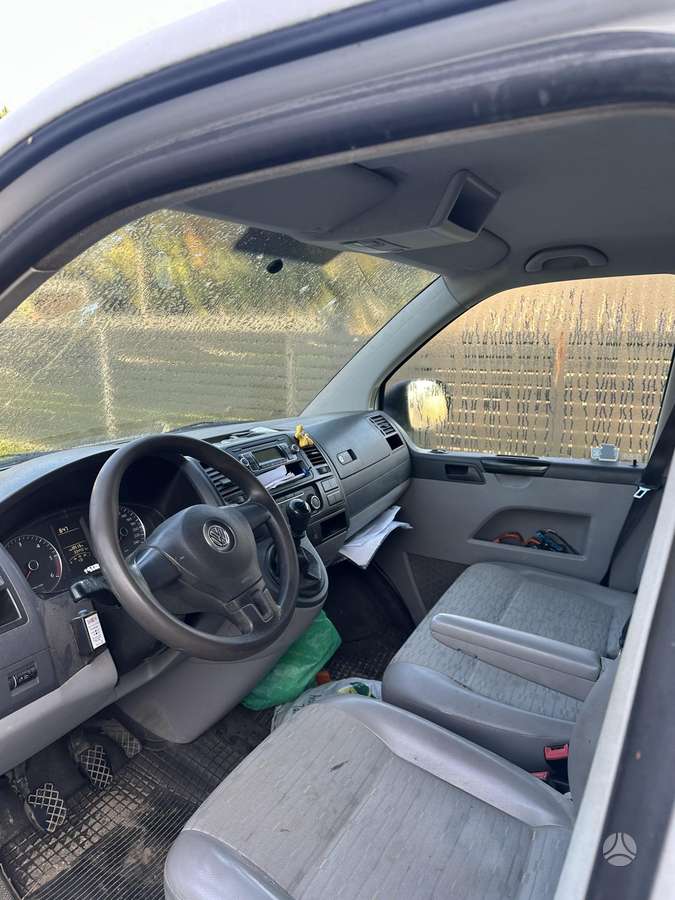 Volkswagen Transporter 2010 — салон
