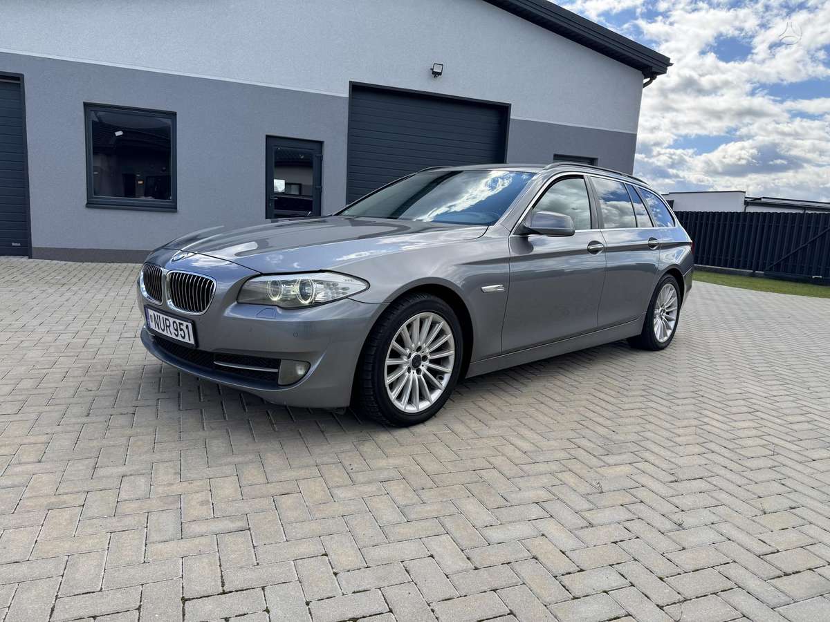 BMW 530 2011 — rear view