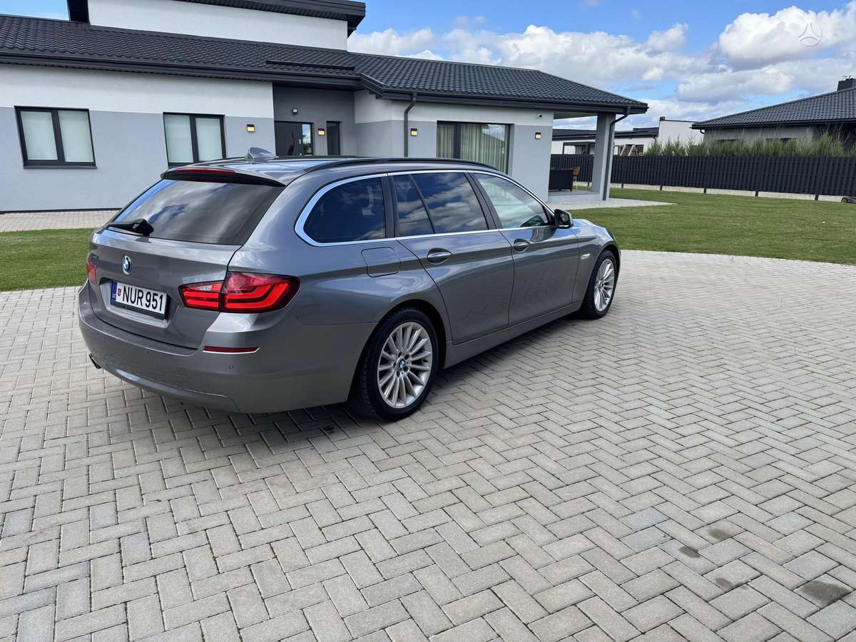 BMW 530 2011 — interior