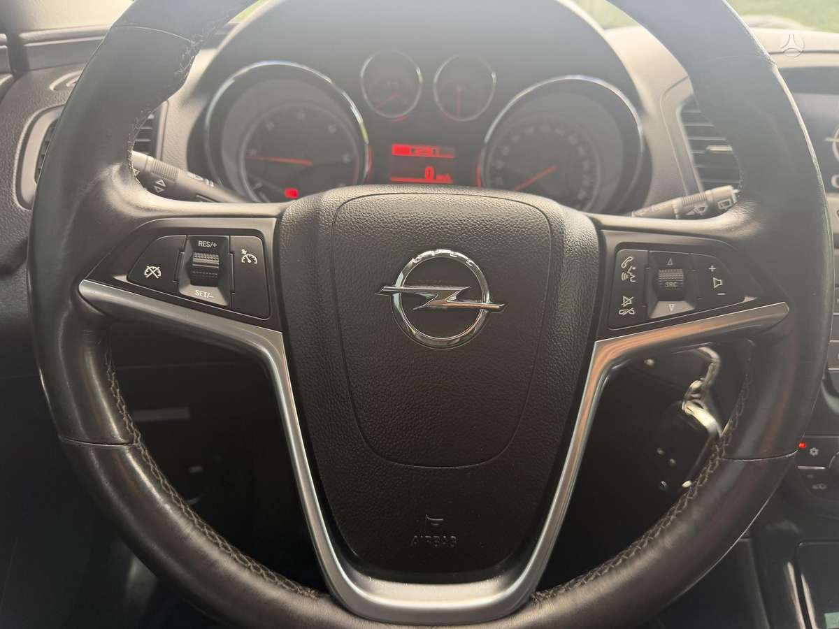 Opel Insignia 2012 — photo 16