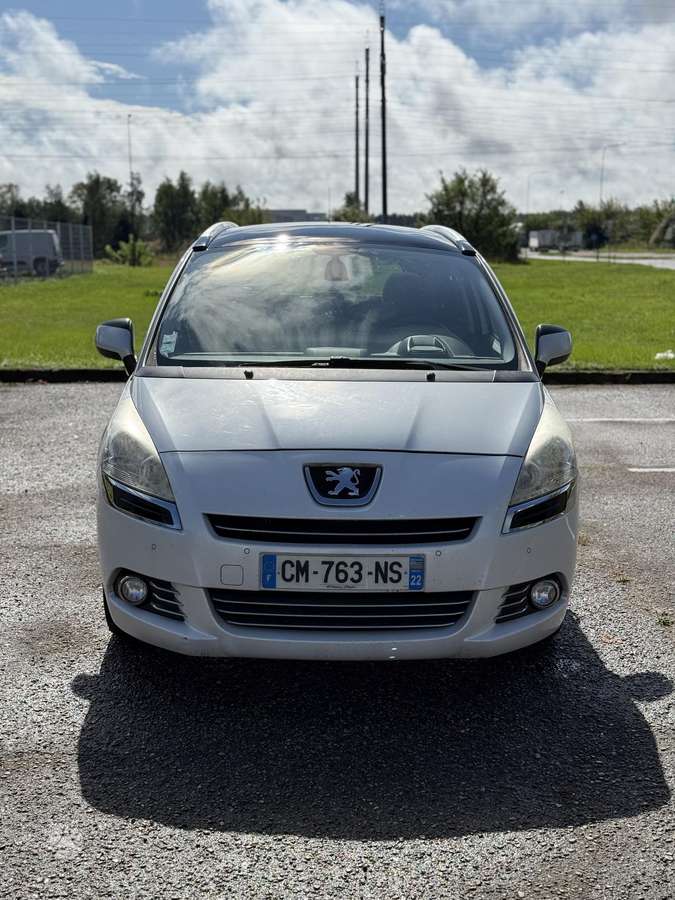 Peugeot 5008 2012 — rear view