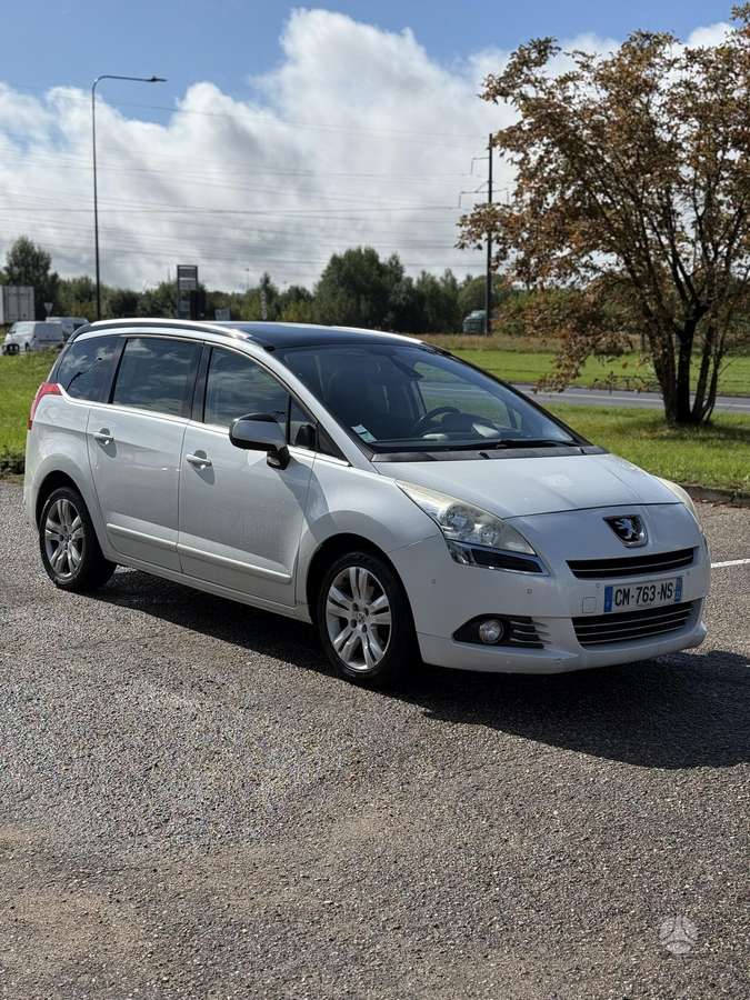 Peugeot 5008 2012 — interior