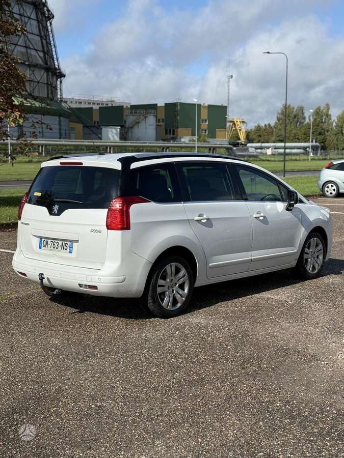 Peugeot 5008 2012 — engine 1560 cm³, 111 HP (82kW)
