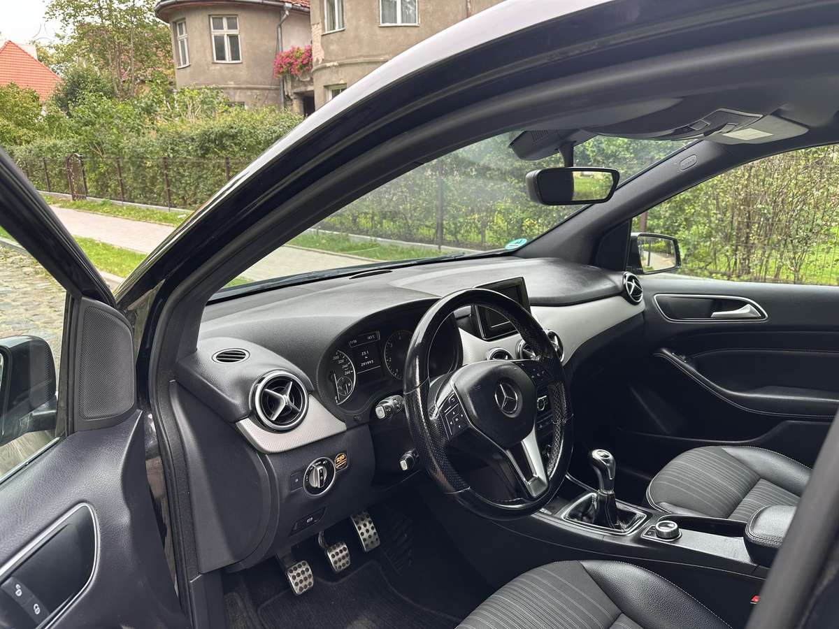 Mercedes-Benz B180 2012 — photo 10