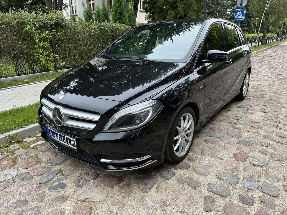 Mercedes-Benz B180 2012 — rear view