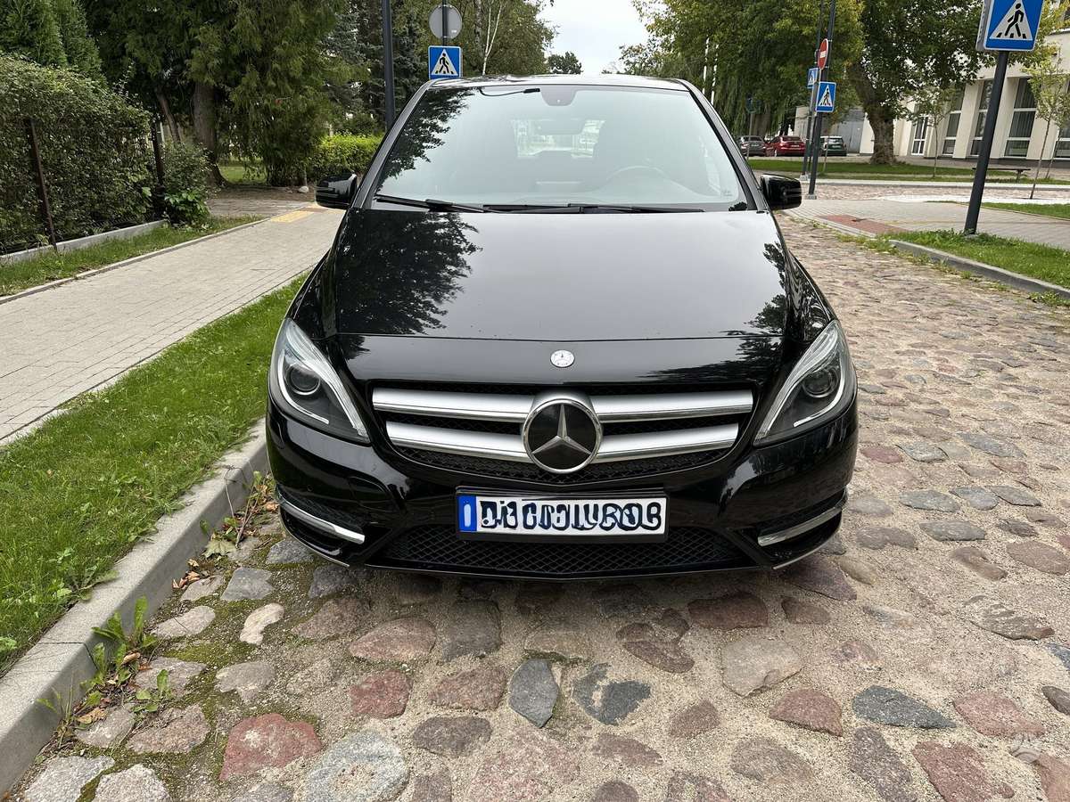 Mercedes-Benz B180 2012 — interior