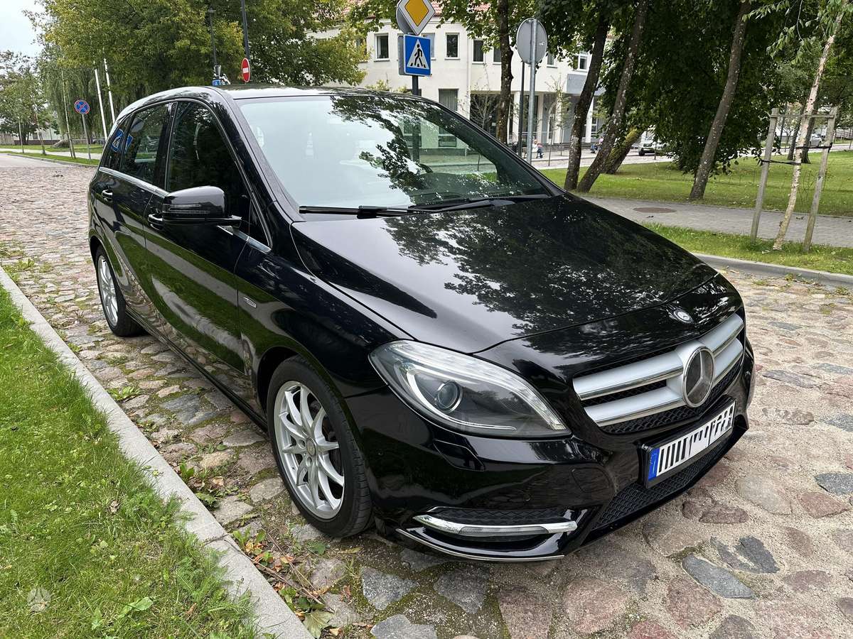 Mercedes-Benz B180 2012 — engine 1800 cm³, 109 HP (80kW)
