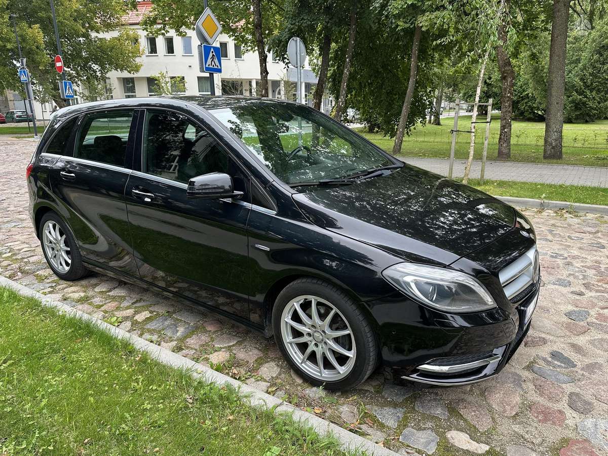 Mercedes-Benz B180 2012 — photo 5