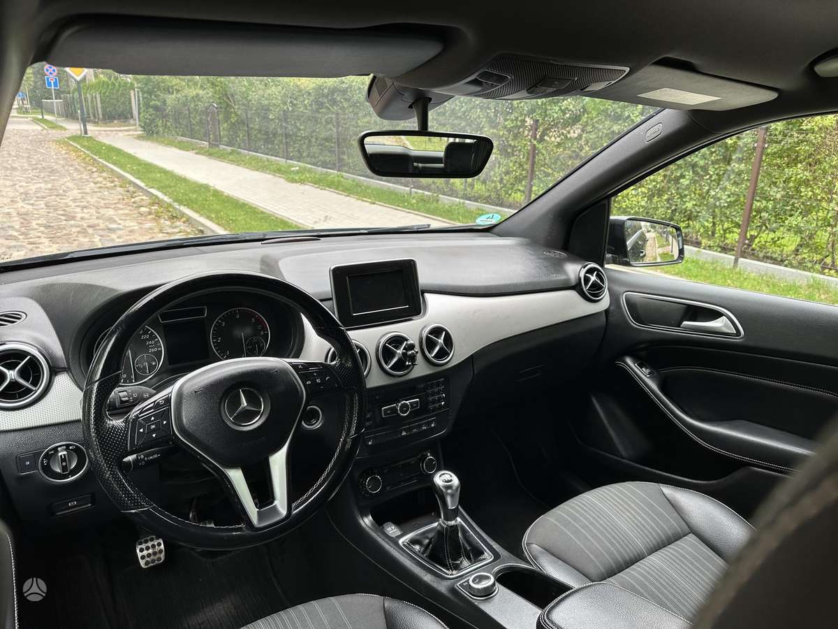 Mercedes-Benz B180 2012 — photo 9