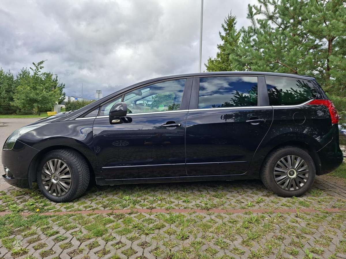 Peugeot 5008 2013 — interior