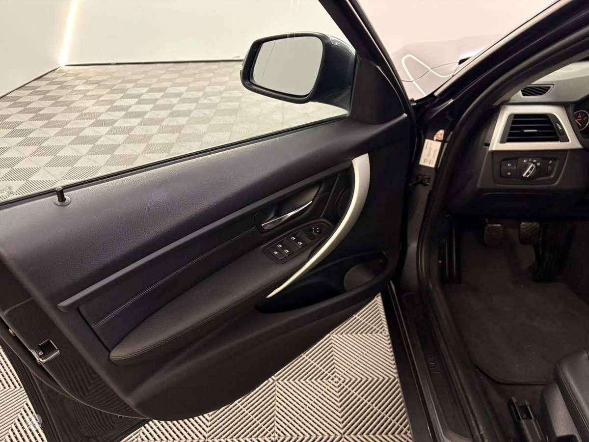 BMW 320 2012 — photo 28