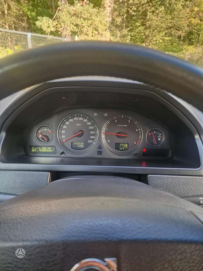 Volvo XC90 2004 — engine 2400 cm³, 163 HP (120kW)