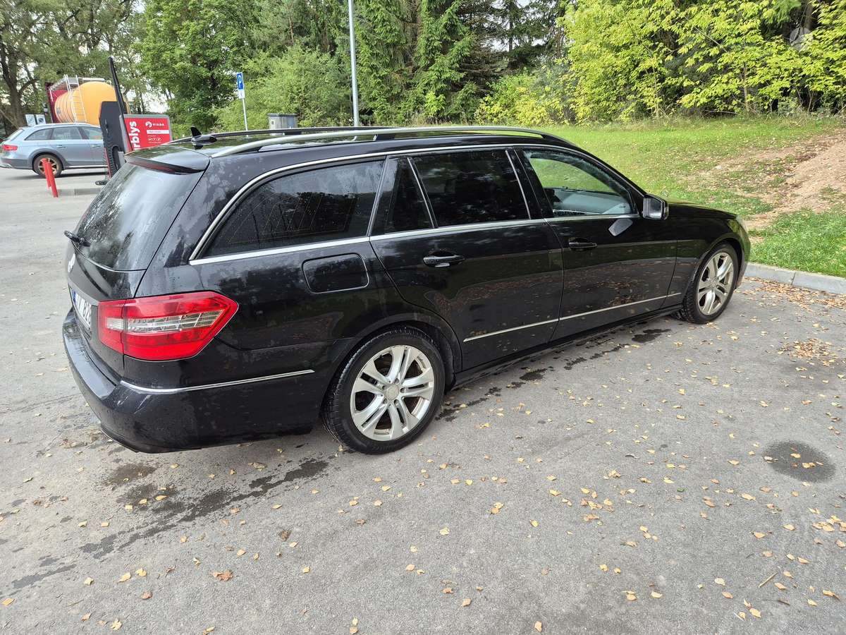 Mercedes-Benz E220 2012 — rear view