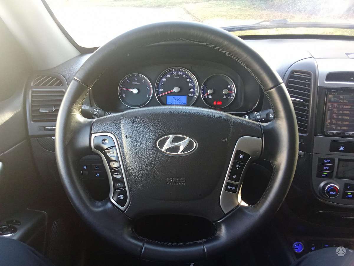 Hyundai Santa 2011 — photo 22