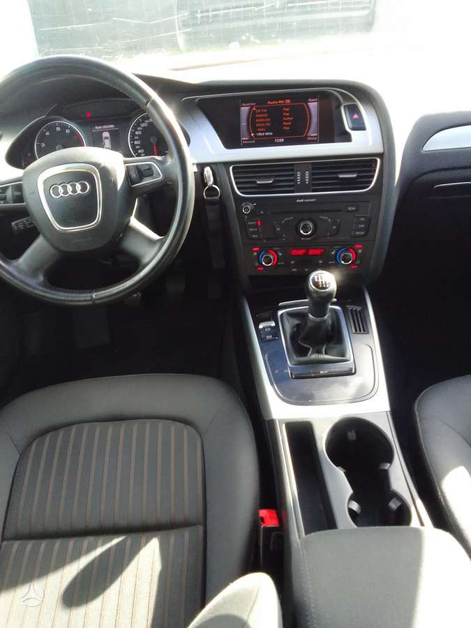 Audi A4 2010 — вигляд ззаду