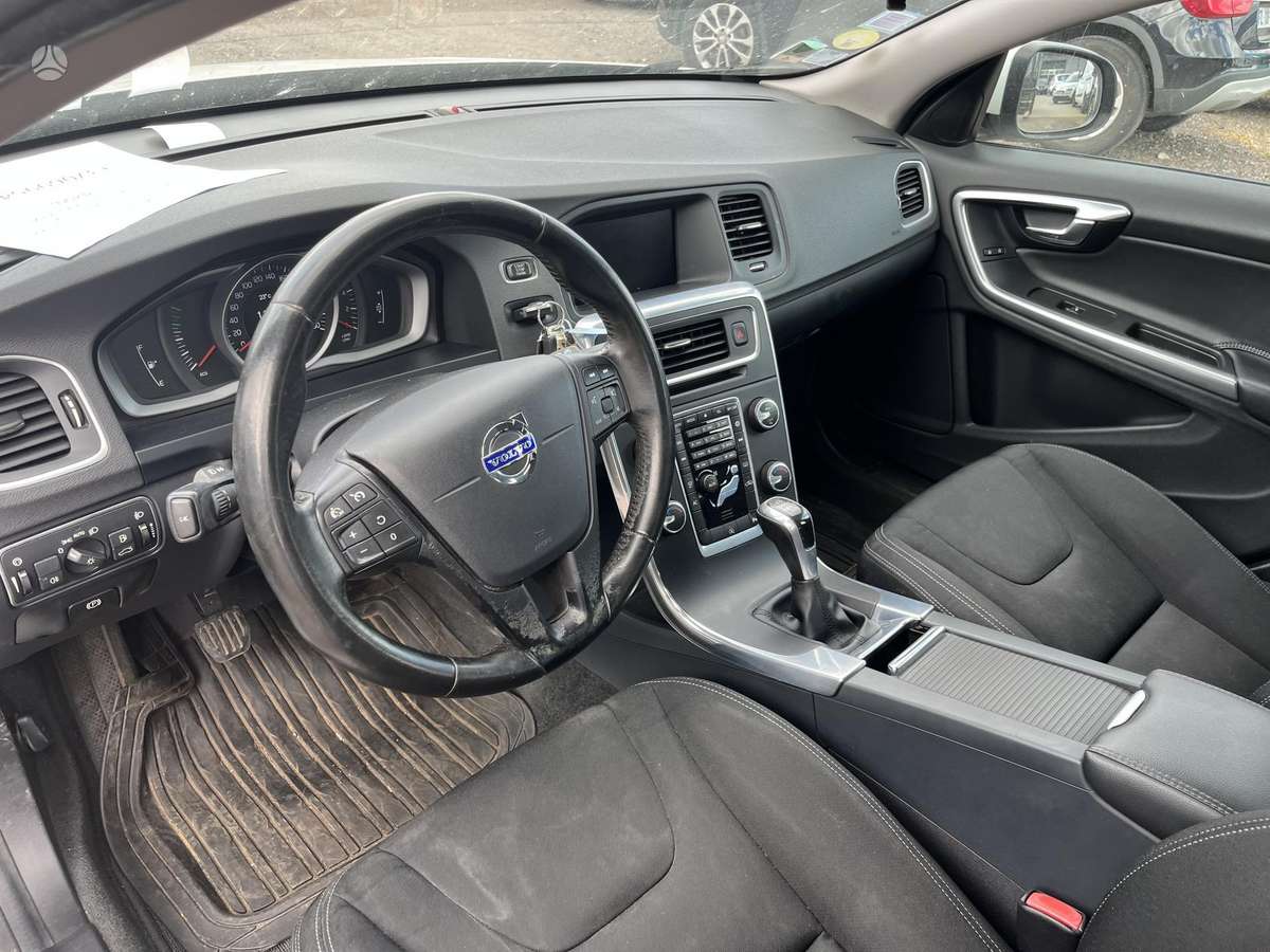 Volvo V60 2015 — photo 11