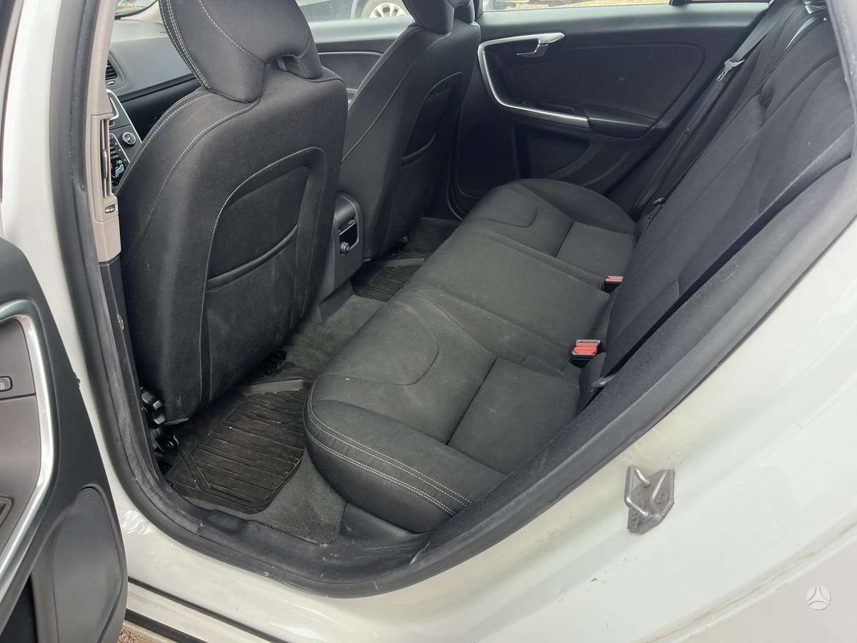 Volvo V60 2015 — photo 12