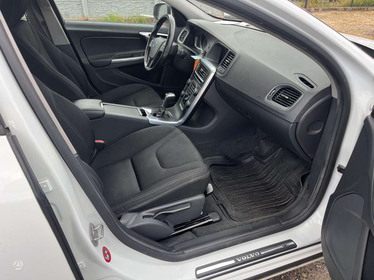 Volvo V60 2015 — photo 13